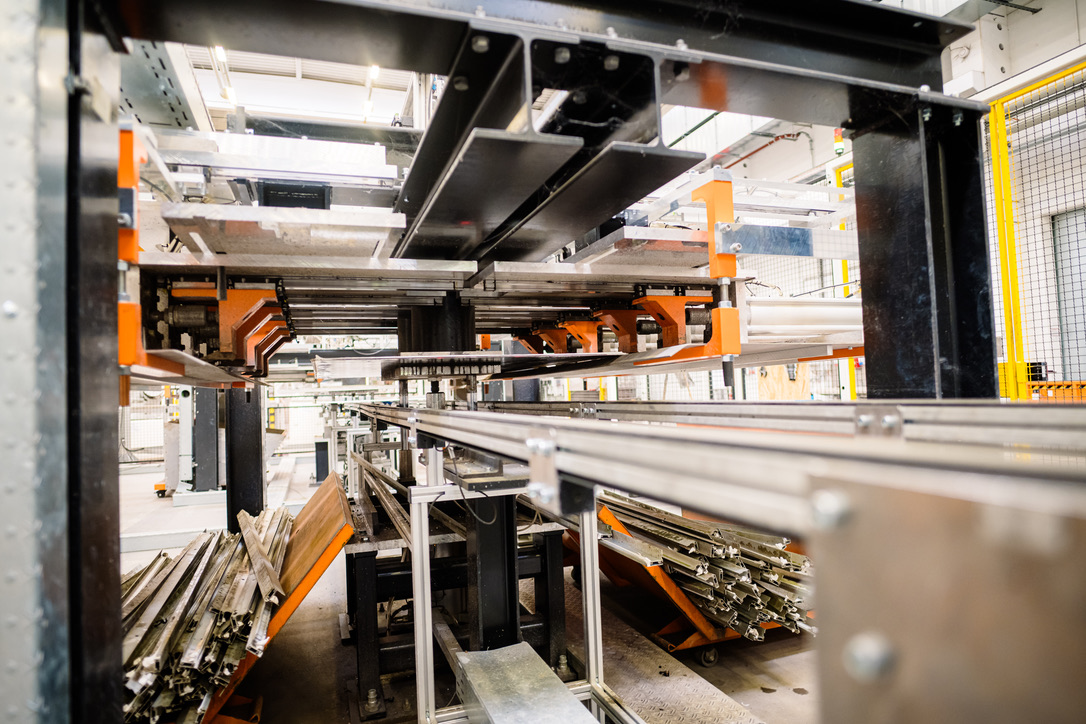 Solar Materials Mitarbeiter arbeitet an Solarmodulen