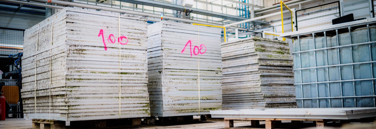 Solar Materials Solarmodule gestapelt in einer Halle