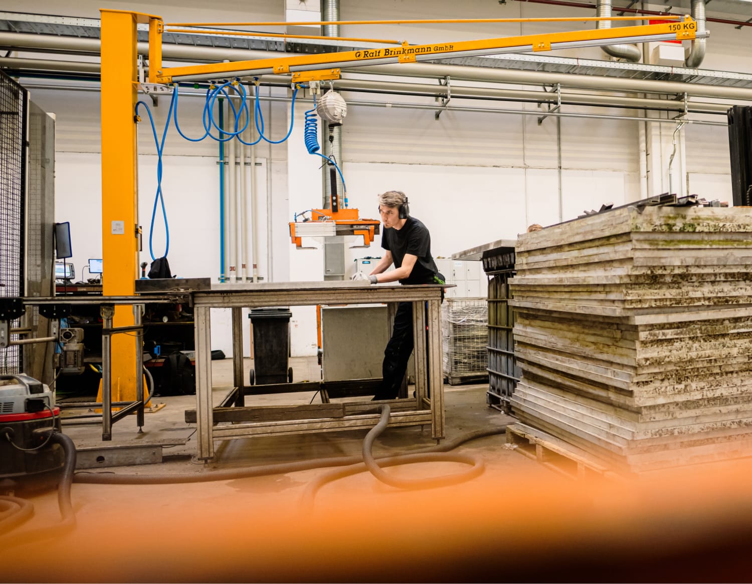 Solar Materials Mitarbeiter arbeitet an den Solarmodulen