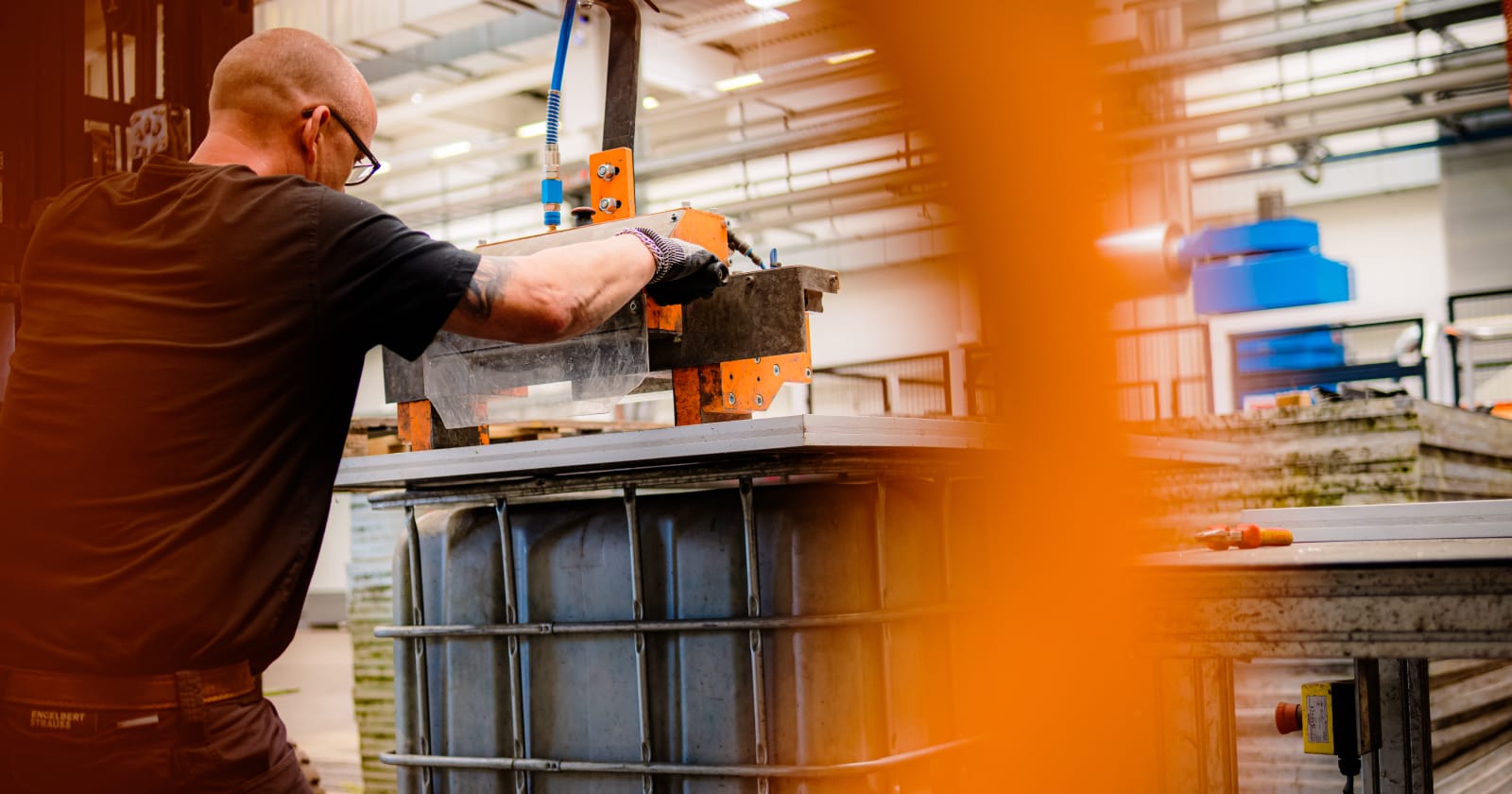 Solar Materials Mitarbeiter arbeitet an Solarmodulen