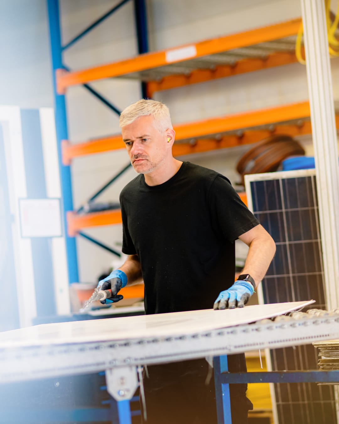 Solar Materials Mitarbeiter arbeitet an einer Maschine