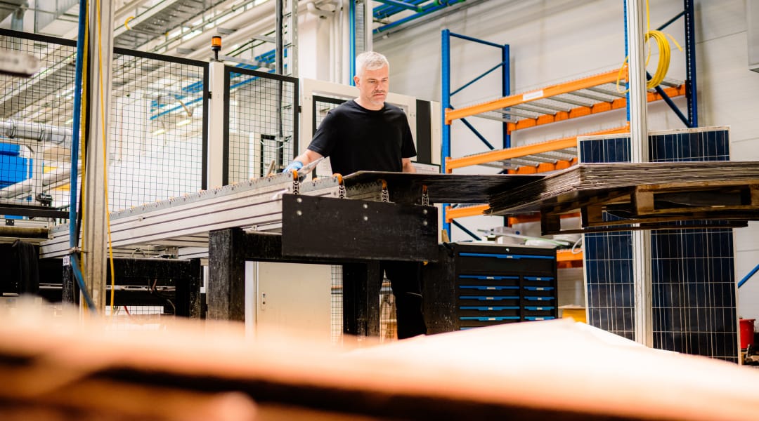 Solar Materials Mitarbeiter arbeitet an Solarmodulen