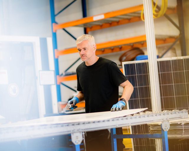 Solar Materials Mitarbeiter arbeitet an einer Maschine