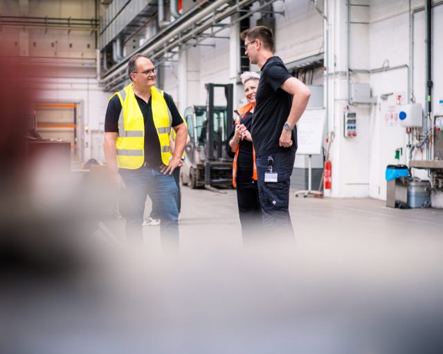 Solar Materials Mitarbeitende besprechen sich in der Produktionshalle